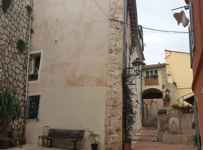 Rue Du Vieux Chateau - Beau F2 Avec Vue Exceptionnelle - Refait A Neuf