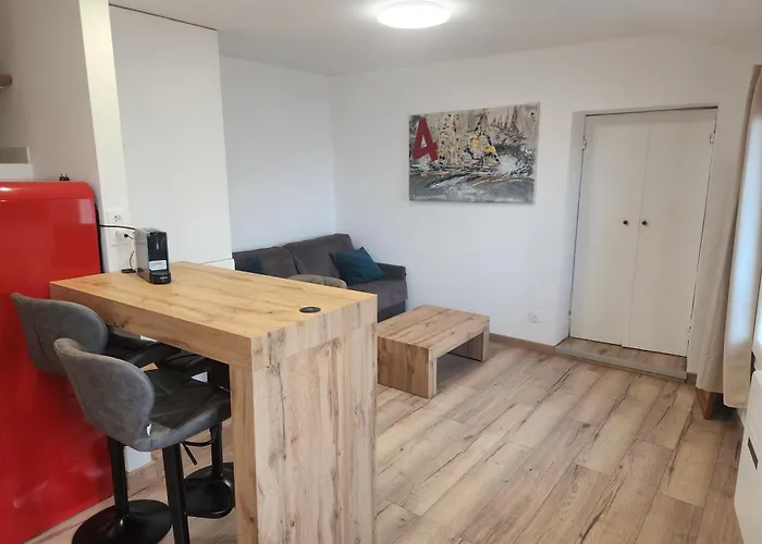 Rue Du Vieux Chateau - Beau F2 Avec Vue Exceptionnelle - Refait A Neuf *