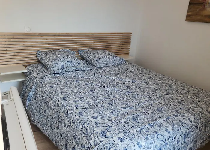 Rue Du Vieux Chateau - Beau F2 Avec Vue Exceptionnelle - Refait A Neuf *